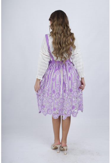 فستان ناعم وأنيق مزين بدانتيل رقيق