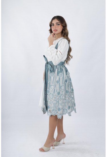 فستان ناعم وأنيق مزين بدانتيل رقيق