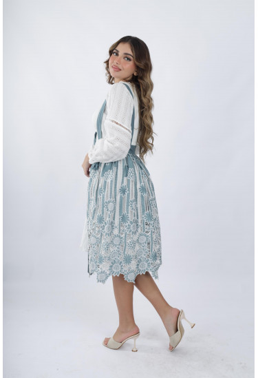 فستان ناعم وأنيق مزين بدانتيل رقيق