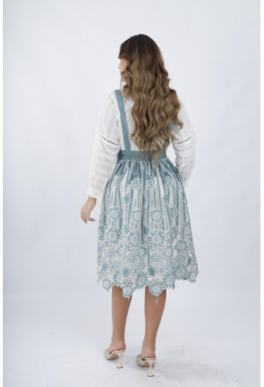 فستان ناعم وأنيق مزين بدانتيل رقيق