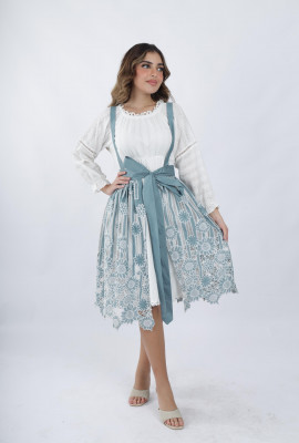 فستان ناعم وأنيق مزين بدانتيل رقيق