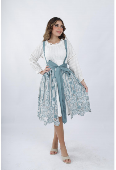 فستان ناعم وأنيق مزين بدانتيل رقيق