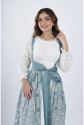 فستان ناعم وأنيق مزين بدانتيل رقيق