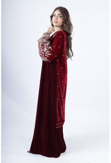 جلابية مخملية فاخرة بتطريز فضي راقٍ