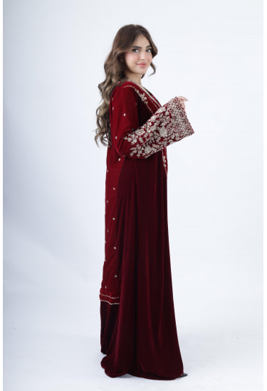 جلابية مخملية فاخرة بتطريز فضي راقٍ