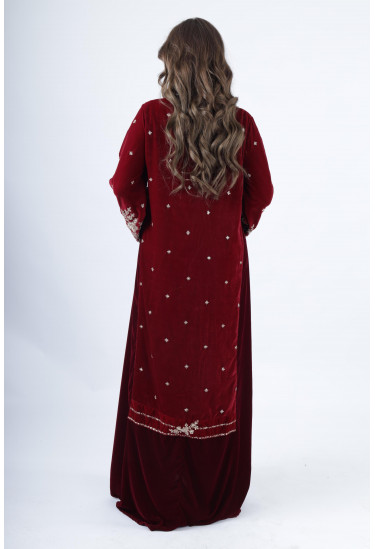 جلابية مخملية فاخرة بتطريز فضي راقٍ