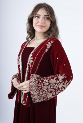 جلابية مخملية فاخرة بتطريز فضي راقٍ