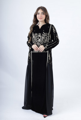 جلابية مخملية فاخرة بتطريز فضي وزخارف ملكية