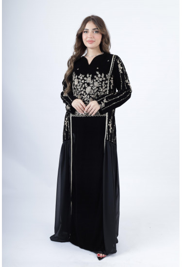 جلابية مخملية فاخرة بتطريز فضي وزخارف ملكية