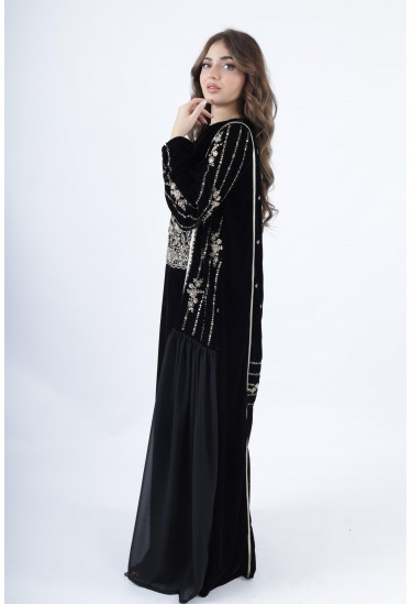 جلابية مخملية فاخرة بتطريز فضي وزخارف ملكية