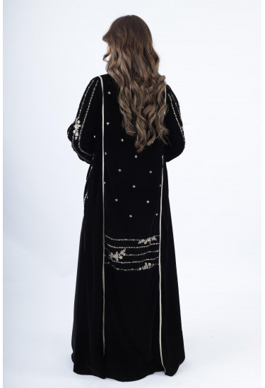 جلابية مخملية فاخرة بتطريز فضي وزخارف ملكية