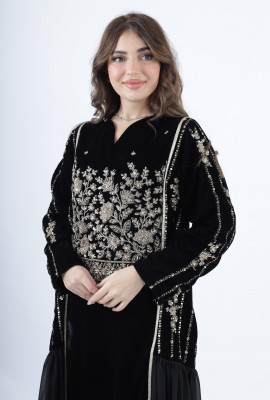 جلابية مخملية فاخرة بتطريز فضي وزخارف ملكية جلابية مخملية فاخرة بتطريز فضي وزخارف ملكية