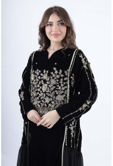 جلابية مخملية فاخرة بتطريز فضي وزخارف ملكية