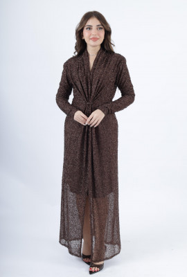 فستان فاخر بقماش مُطرّز وقصّة أمامية مبتكرة