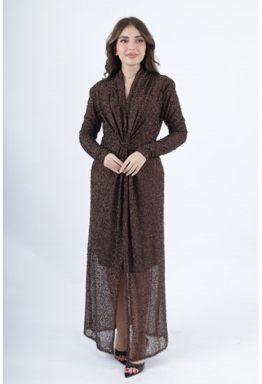 فستان فاخر بقماش مُطرّز وقصّة أمامية مبتكرة