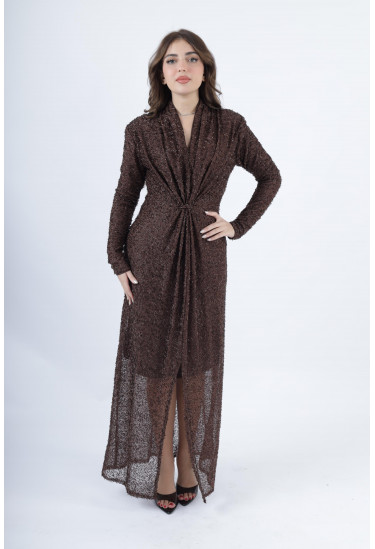 فستان فاخر بقماش مُطرّز وقصّة أمامية مبتكرة