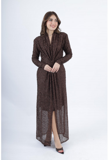 فستان فاخر بقماش مُطرّز وقصّة أمامية مبتكرة