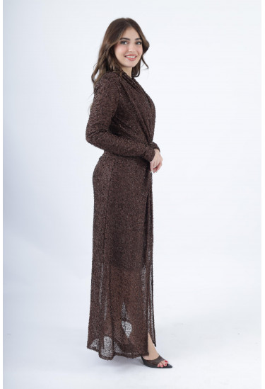 فستان فاخر بقماش مُطرّز وقصّة أمامية مبتكرة