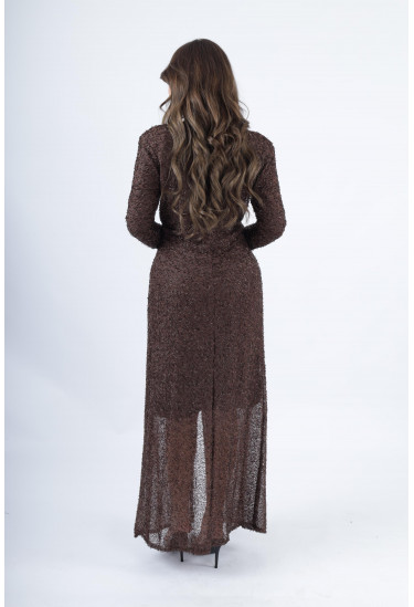 فستان فاخر بقماش مُطرّز وقصّة أمامية مبتكرة