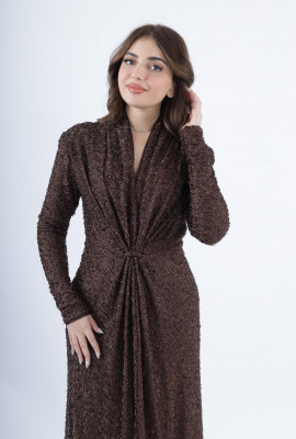 فستان فاخر بقماش مُطرّز وقصّة أمامية مبتكرة