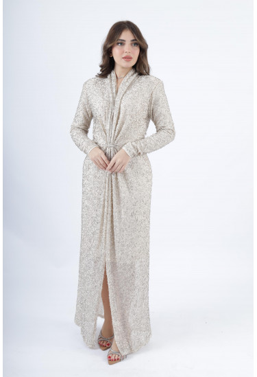 فستان فاخر بقماش مُطرّز وقصّة أمامية مبتكرة