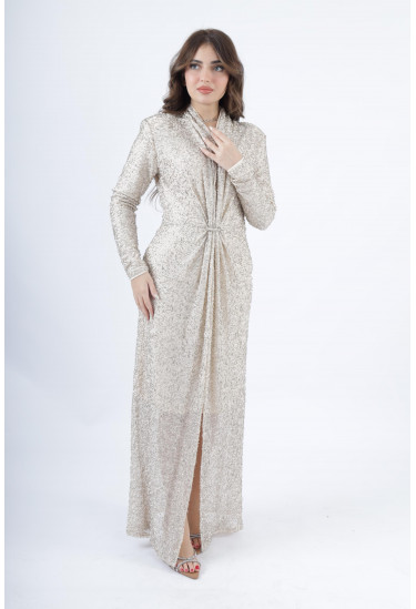 فستان فاخر بقماش مُطرّز وقصّة أمامية مبتكرة