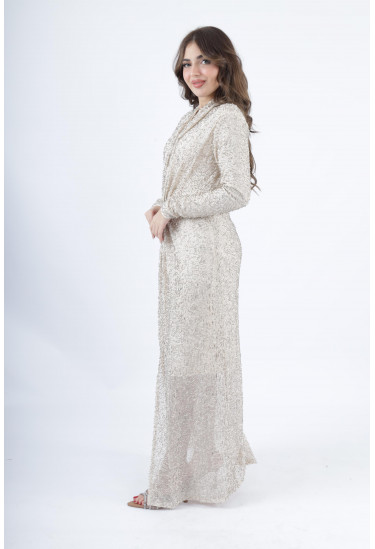 فستان فاخر بقماش مُطرّز وقصّة أمامية مبتكرة