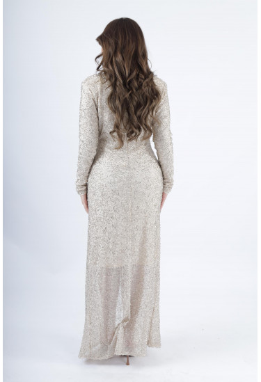 فستان فاخر بقماش مُطرّز وقصّة أمامية مبتكرة