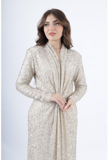 فستان فاخر بقماش مُطرّز وقصّة أمامية مبتكرة