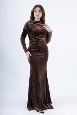 فستان مخملي فاخر بقصّة انسيابية وتطريز على الكتف