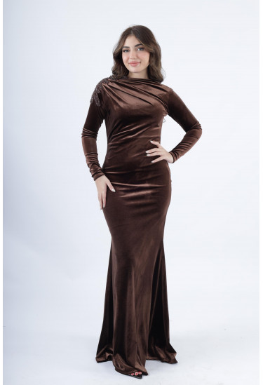 فستان مخملي فاخر بقصّة انسيابية وتطريز على الكتف