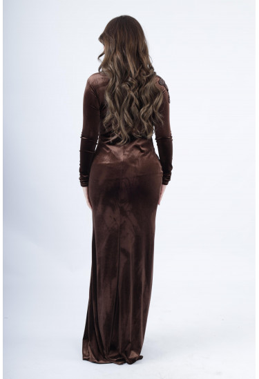 فستان مخملي فاخر بقصّة انسيابية وتطريز على الكتف