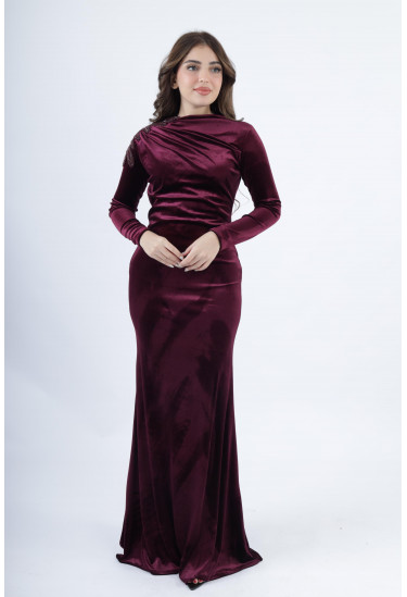 فستان مخملي فاخر بقصّة انسيابية وتطريز على الكتف