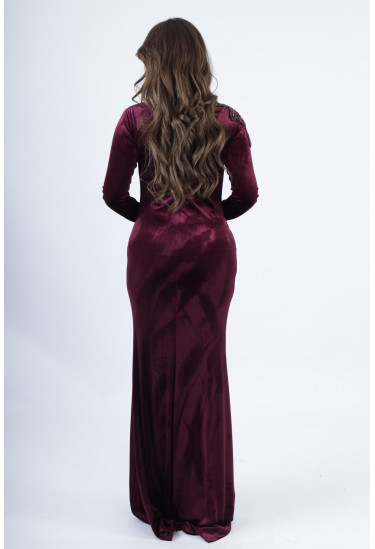 فستان مخملي فاخر بقصّة انسيابية وتطريز على الكتف