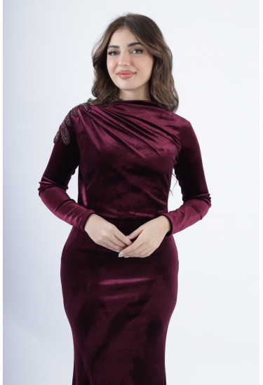 فستان مخملي فاخر بقصّة انسيابية وتطريز على الكتف