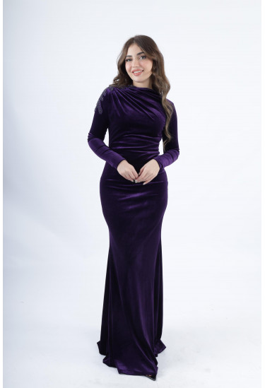 فستان مخملي فاخر بقصّة انسيابية وتطريز على الكتف