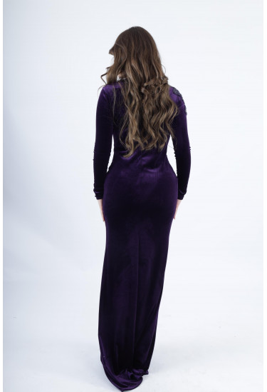 فستان مخملي فاخر بقصّة انسيابية وتطريز على الكتف