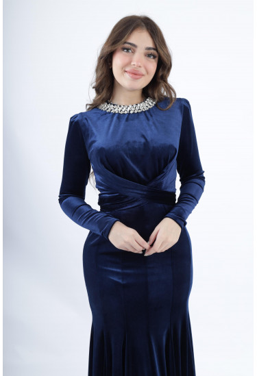 فستان سهرة مخمل طويل بياقة مطرزة فستان سهرة مخمل طويل بياقة مطرزة