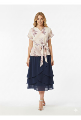 طقم أنيق مكون من بلوزة بنقوش زهرية وتنورة مزينه بطبقات 