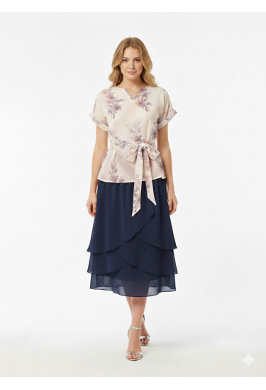 طقم أنيق مكون من بلوزة بنقوش زهرية وتنورة مزينه بطبقات 