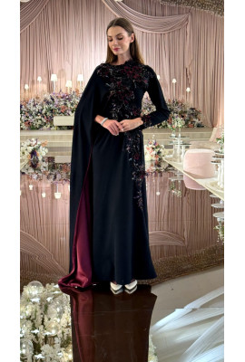 فستان سهرة راقٍ بوشاح جانبي مطرّز بالزهور