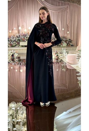 فستان سهرة راقٍ بوشاح جانبي مطرّز بالزهور