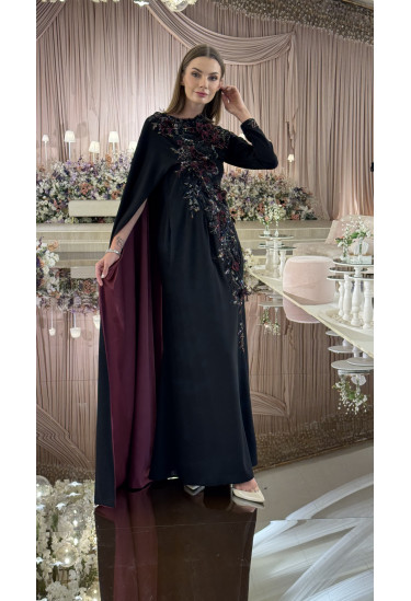 فستان سهرة راقٍ بوشاح جانبي مطرّز بالزهور