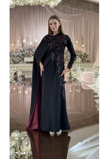 فستان سهرة راقٍ بوشاح جانبي مطرّز بالزهور