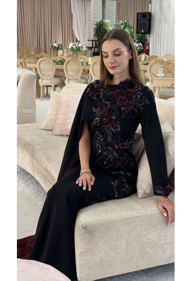 فستان سهرة راقٍ بوشاح جانبي مطرّز بالزهور