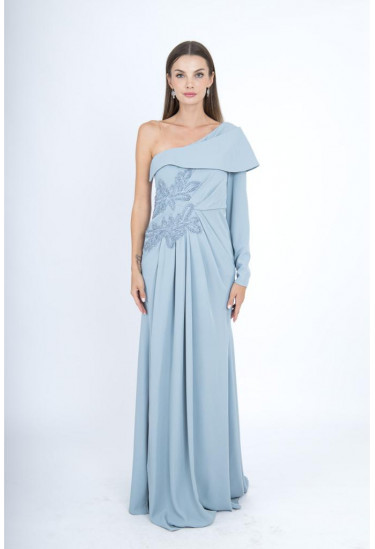 فستان طويل بتصميم كتف واحد وتطريز فاخر