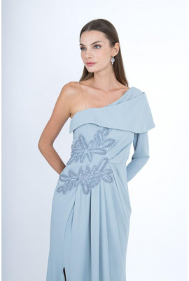 فستان طويل بتصميم كتف واحد وتطريز فاخر