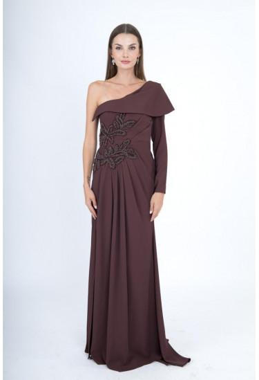 فستان طويل بتصميم كتف واحد وتطريز فاخر