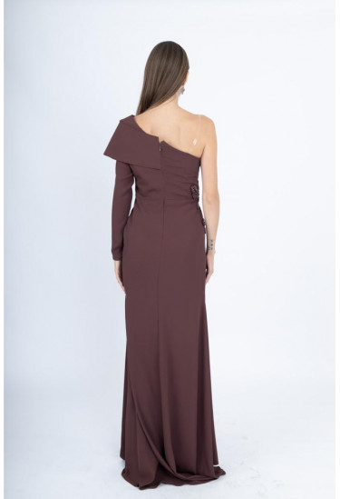 فستان طويل بتصميم كتف واحد وتطريز فاخر