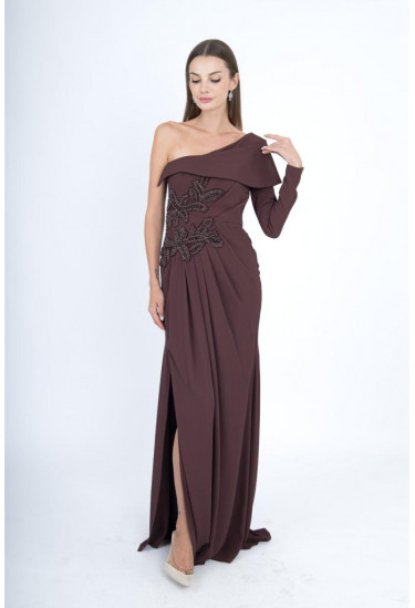 فستان طويل بتصميم كتف واحد وتطريز فاخر